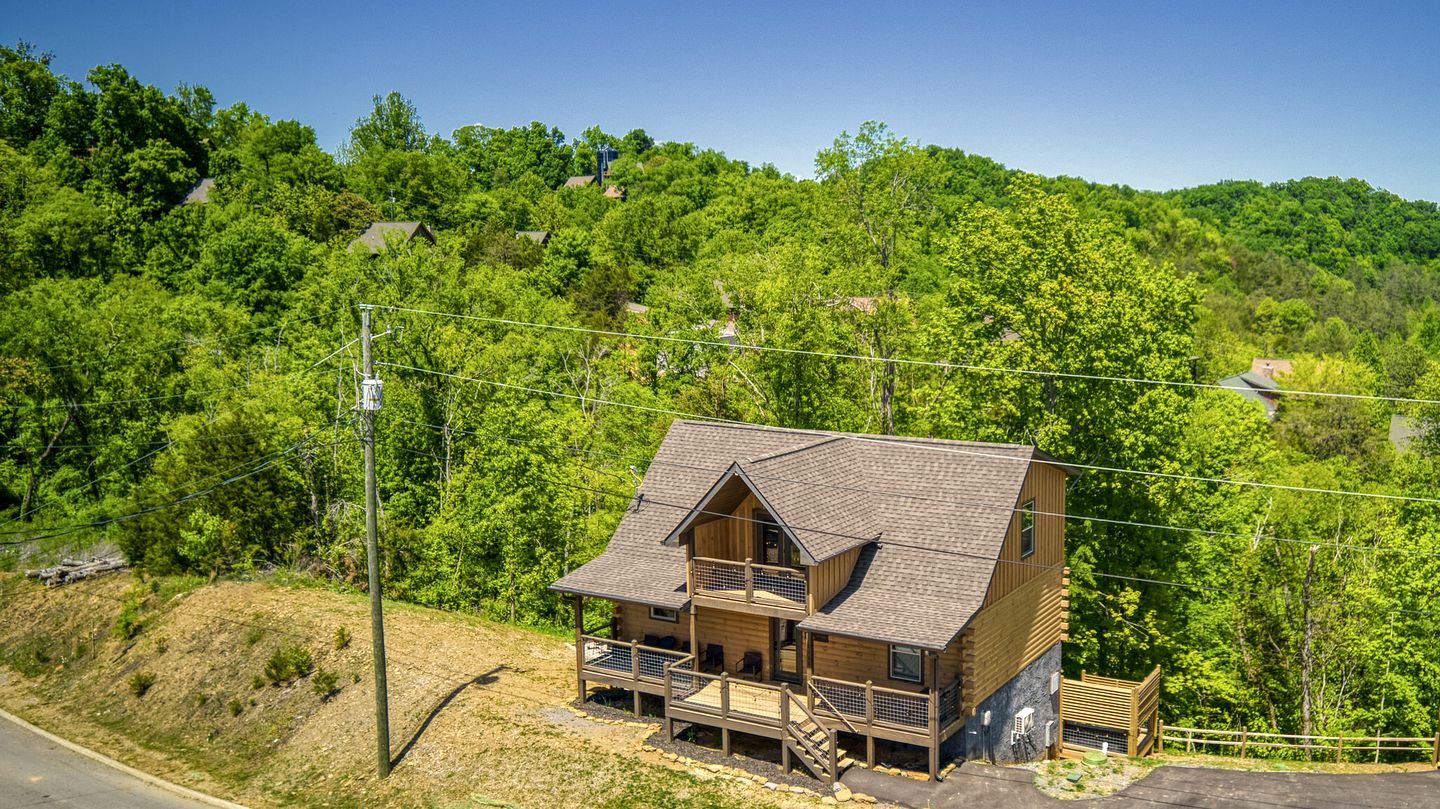 Tranquil Cabin with Private Pool and Deck in Sevierville, Tennesee