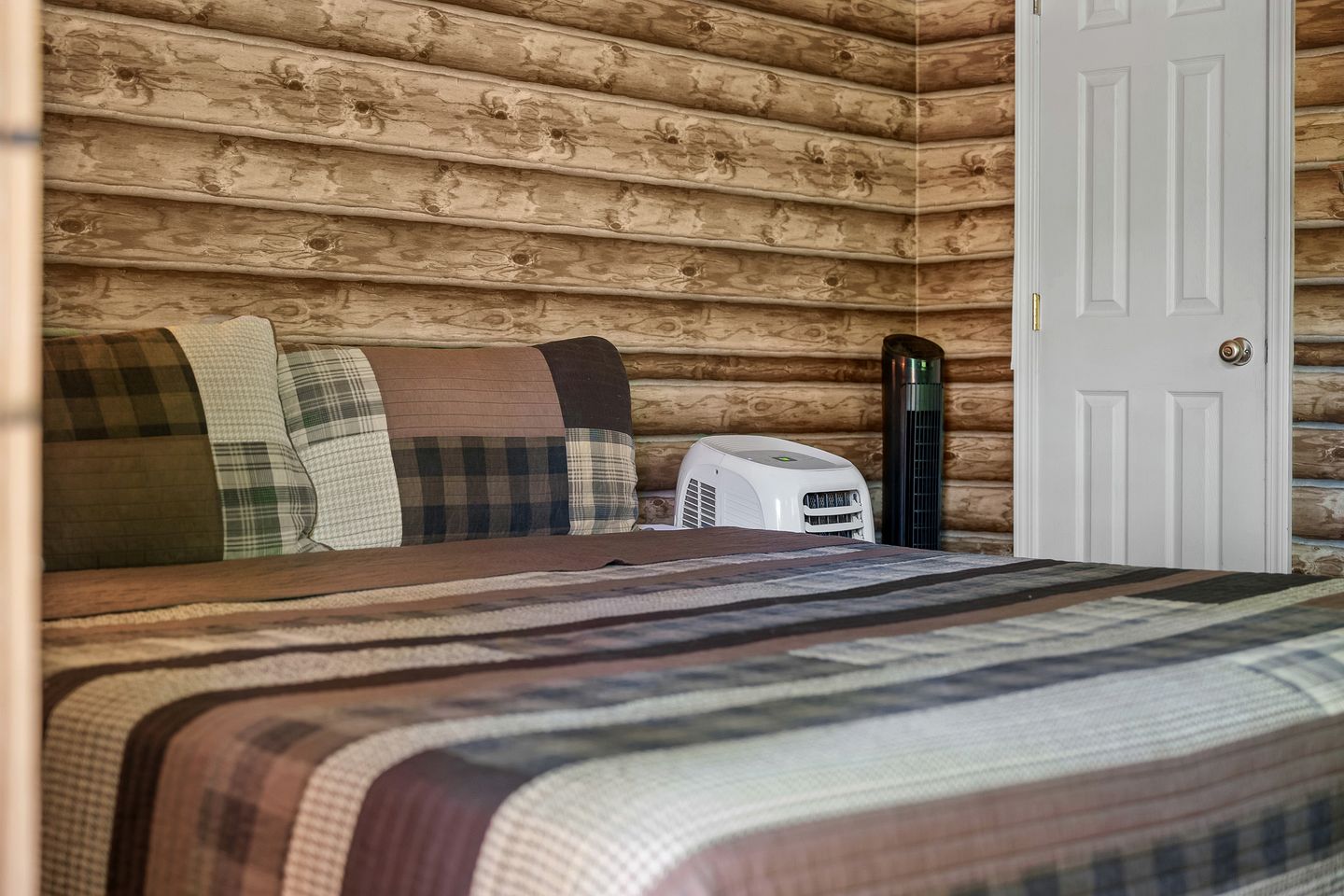 Tranquil Cabin Surrounded by Nature Perfect for Families with Hot-Tub in Sevierville, Tennessee