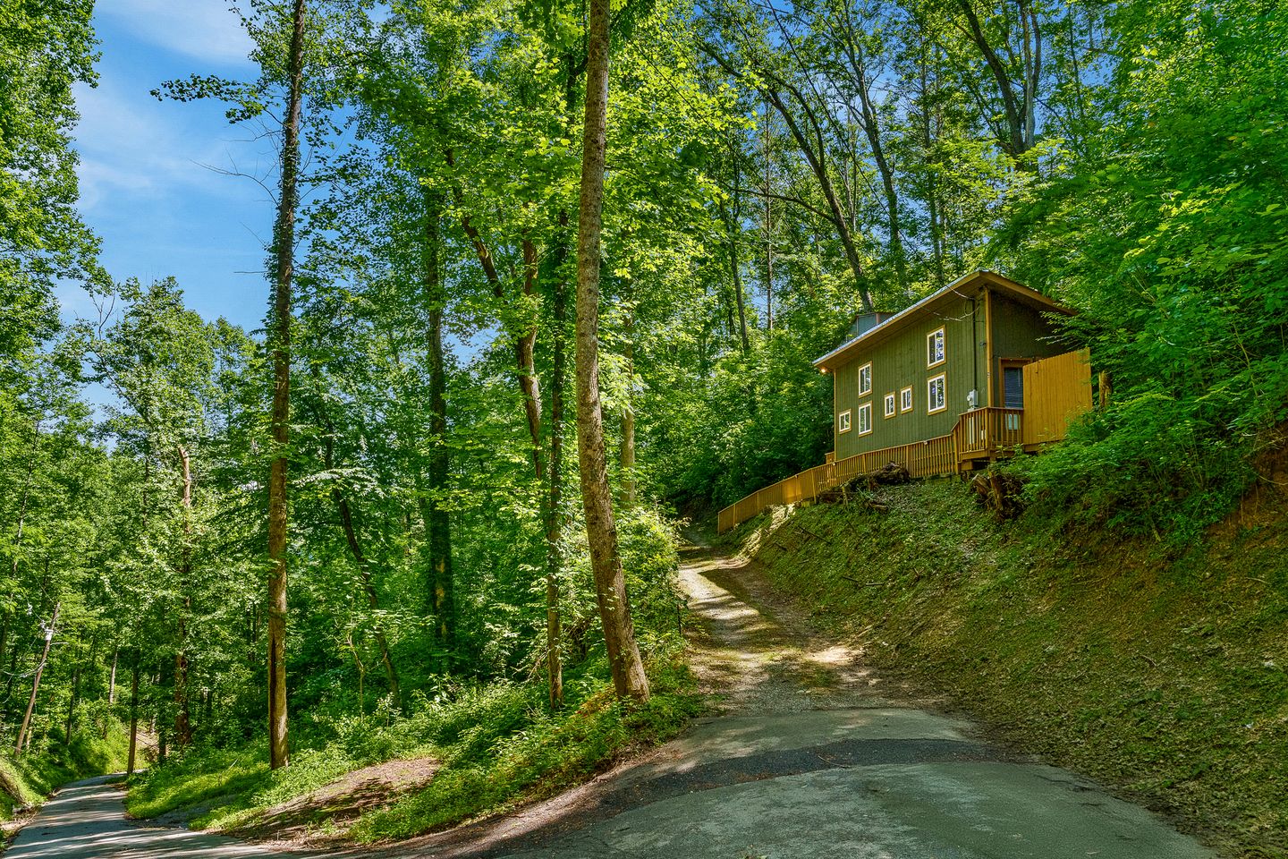 Tranquil Cabin Surrounded by Nature Perfect for Families with Hot-Tub in Sevierville, Tennessee