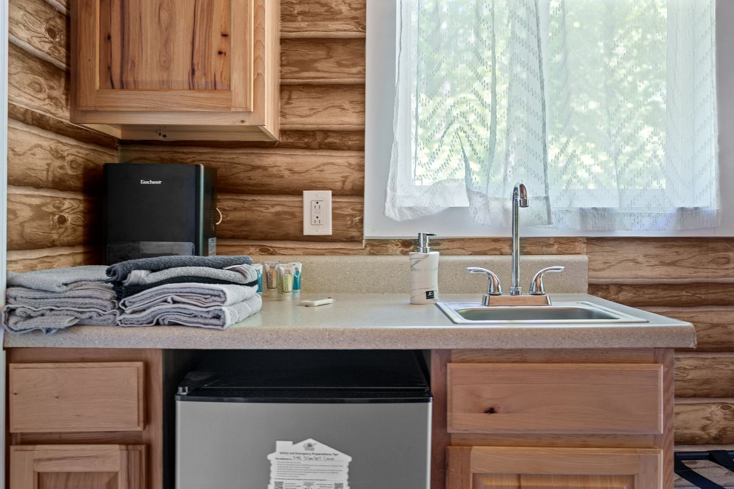 Tranquil Cabin Surrounded by Nature Perfect for Families with Hot-Tub in Sevierville, Tennessee