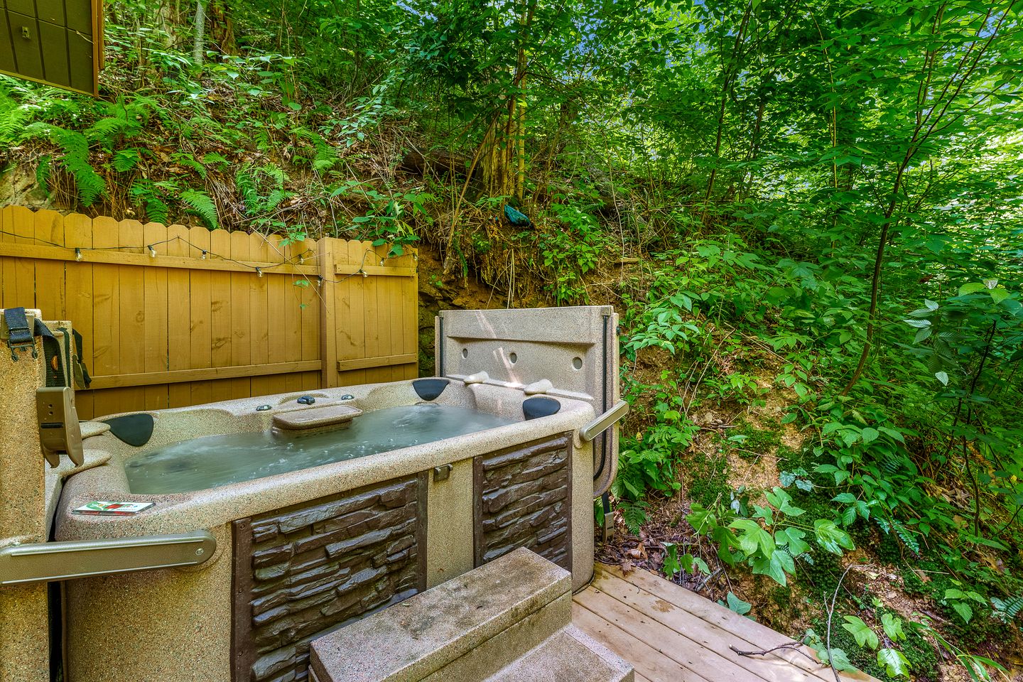 Tranquil Cabin Surrounded by Nature Perfect for Families with Hot-Tub in Sevierville, Tennessee