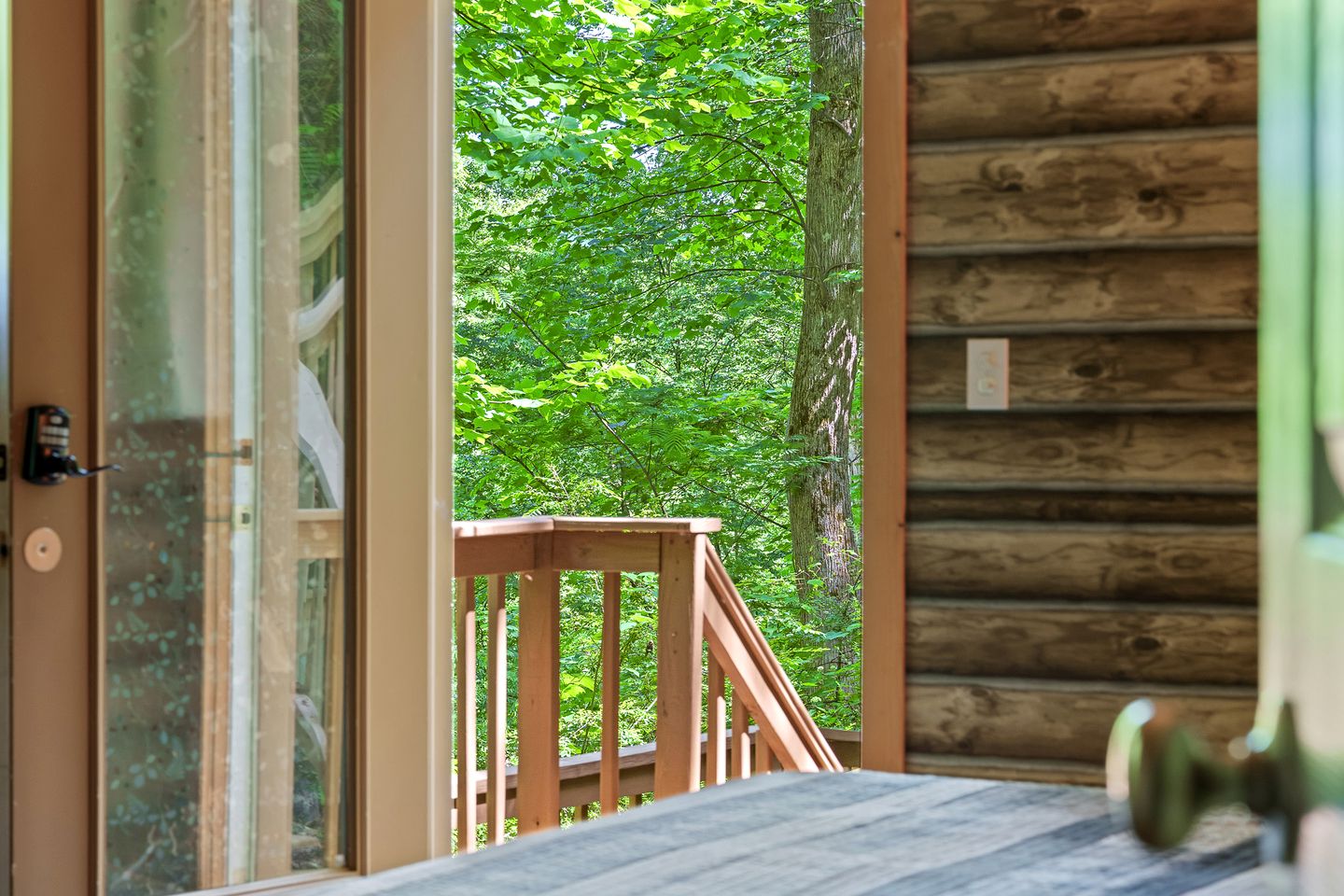 Tranquil Cabin Surrounded by Nature Perfect for Families with Hot-Tub in Sevierville, Tennessee