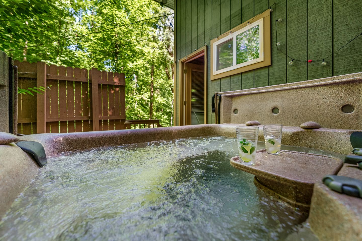 Tranquil Cabin Surrounded by Nature Perfect for Families with Hot-Tub in Sevierville, Tennessee
