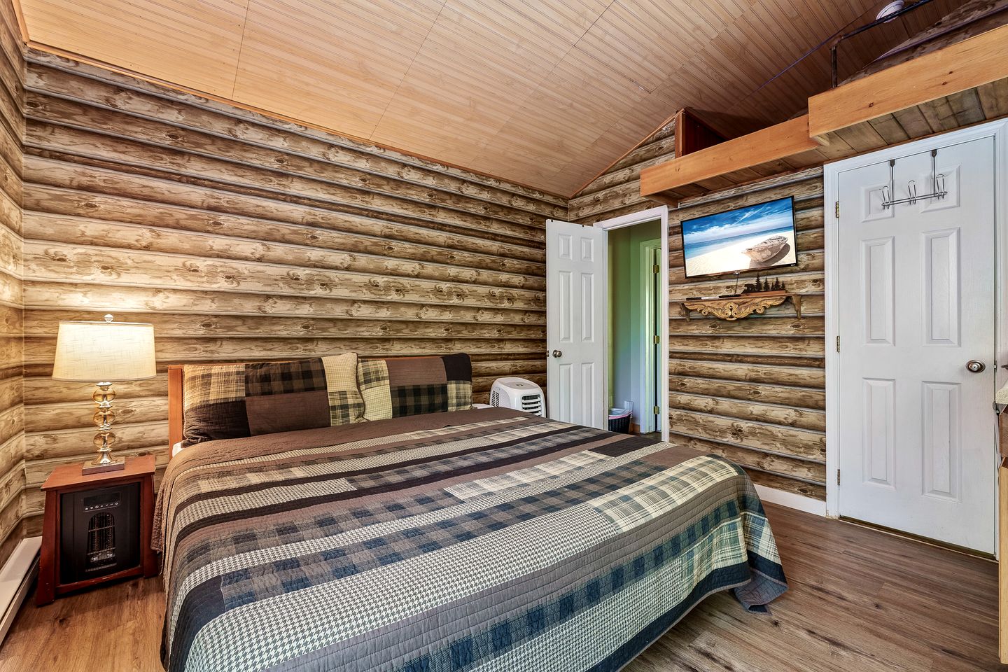 Tranquil Cabin Surrounded by Nature Perfect for Families with Hot-Tub in Sevierville, Tennessee