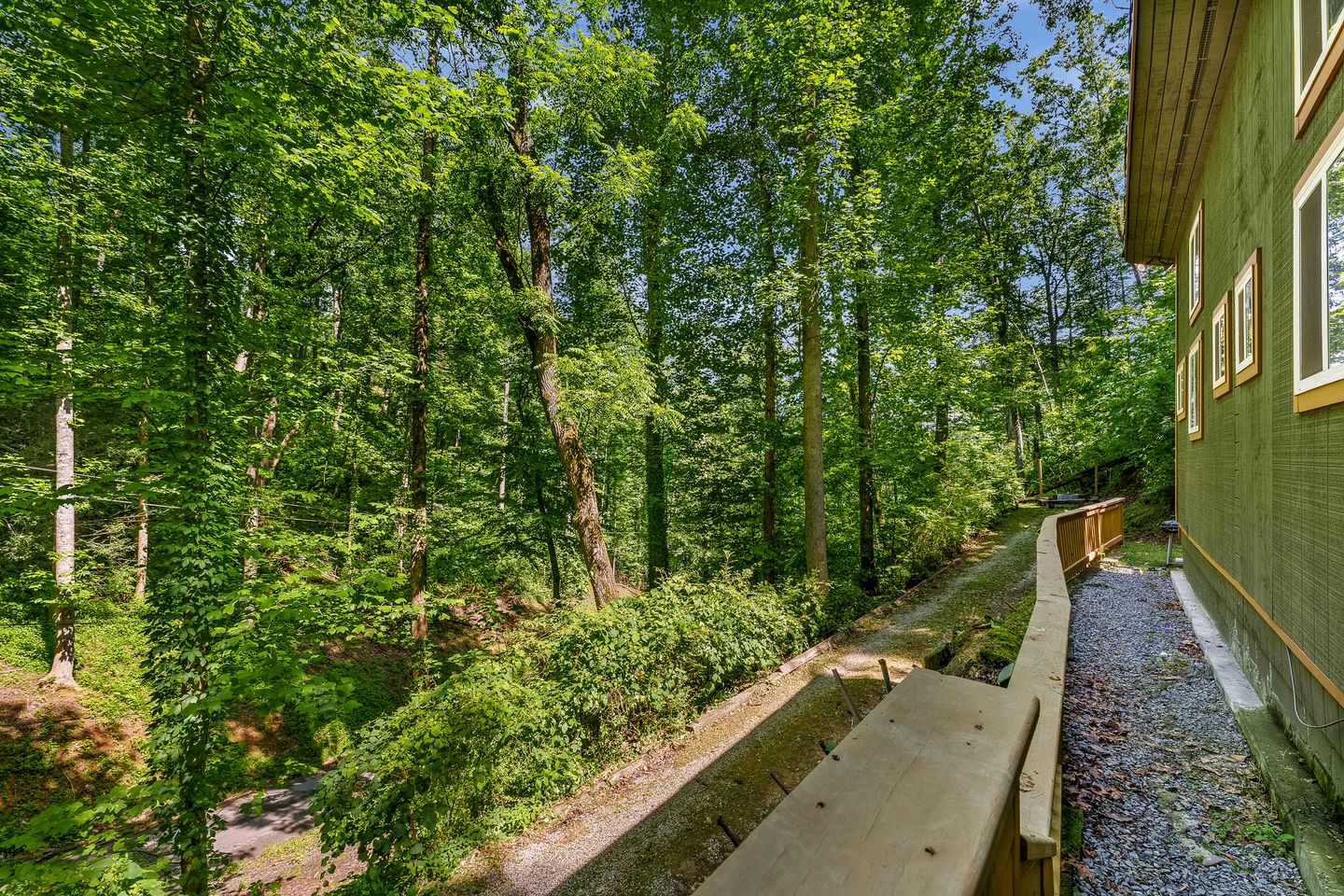 Tranquil Cabin Surrounded by Nature Perfect for Families with Hot-Tub in Sevierville, Tennessee