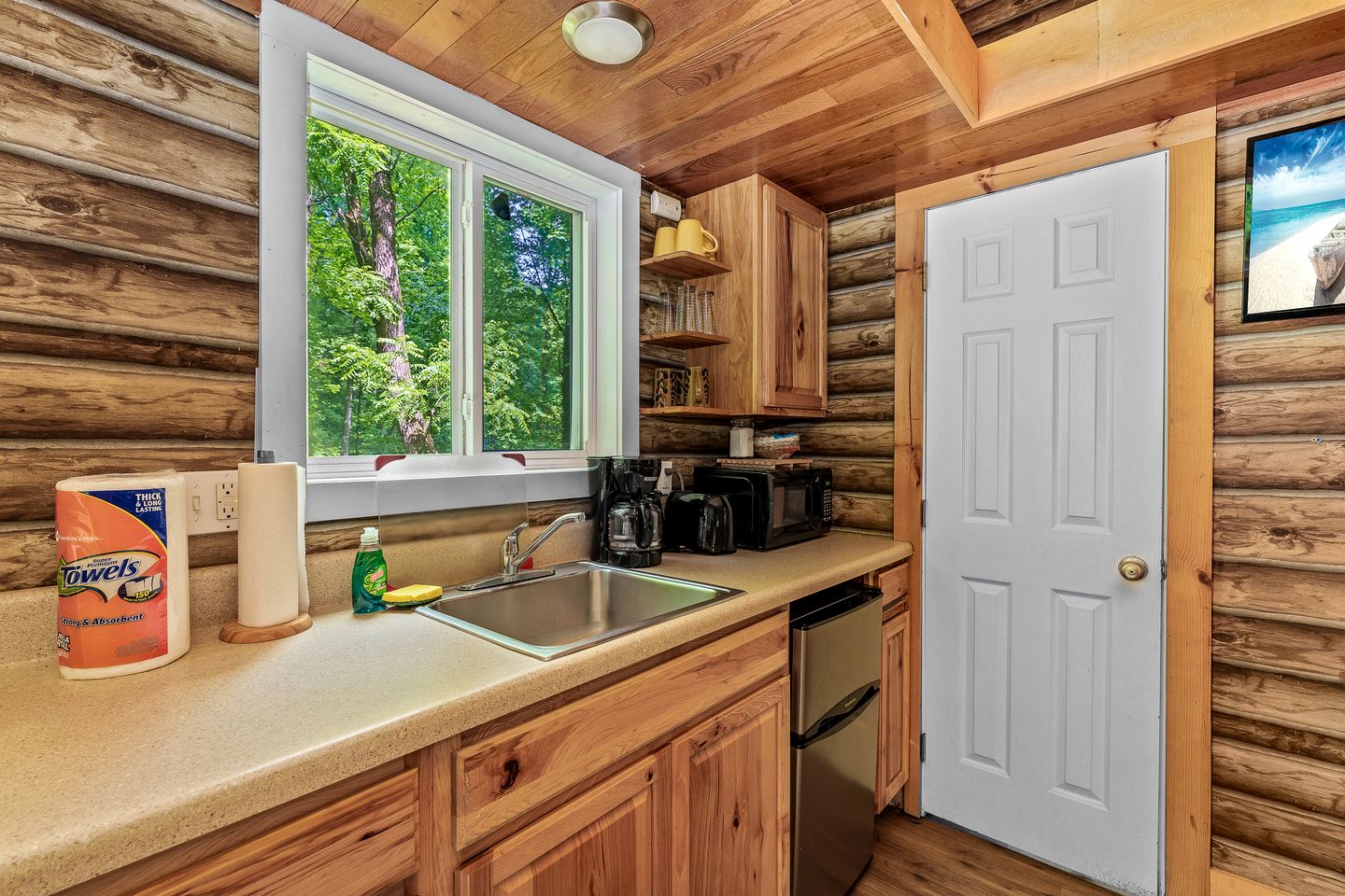 Tranquil Cabin Surrounded by Nature Perfect for Families with Hot-Tub in Sevierville, Tennessee