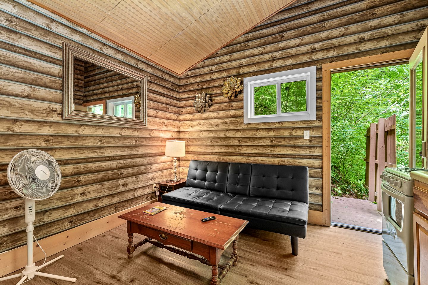 Tranquil Cabin Surrounded by Nature Perfect for Families with Hot-Tub in Sevierville, Tennessee
