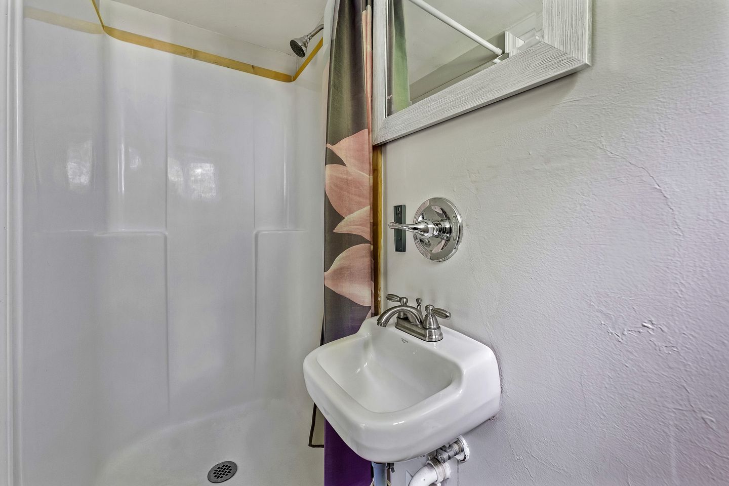 Tranquil Cabin Surrounded by Nature Perfect for Families with Hot-Tub in Sevierville, Tennessee