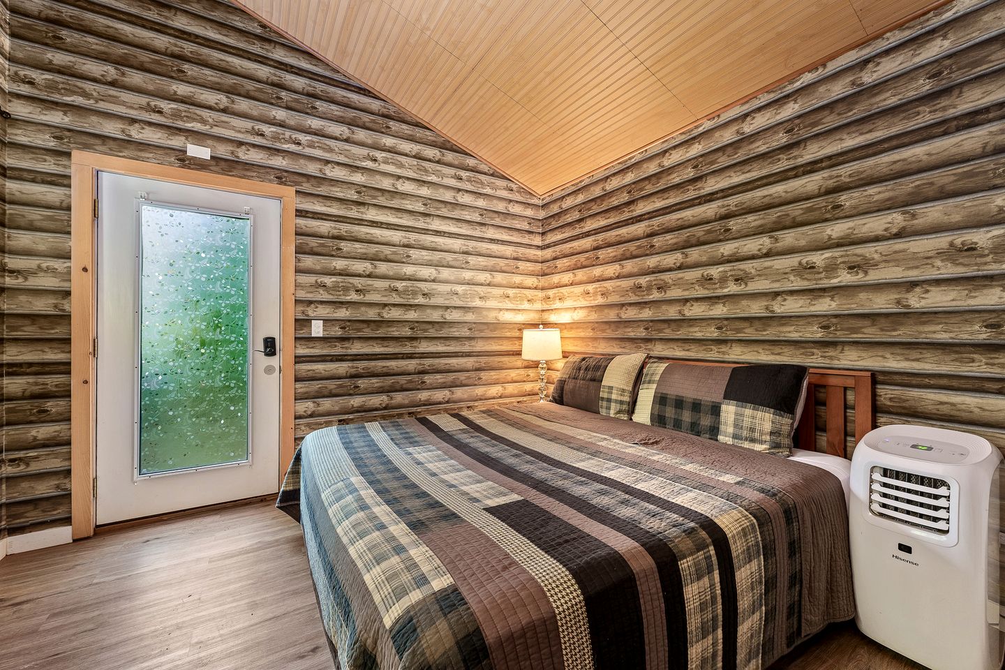 Tranquil Cabin Surrounded by Nature Perfect for Families with Hot-Tub in Sevierville, Tennessee