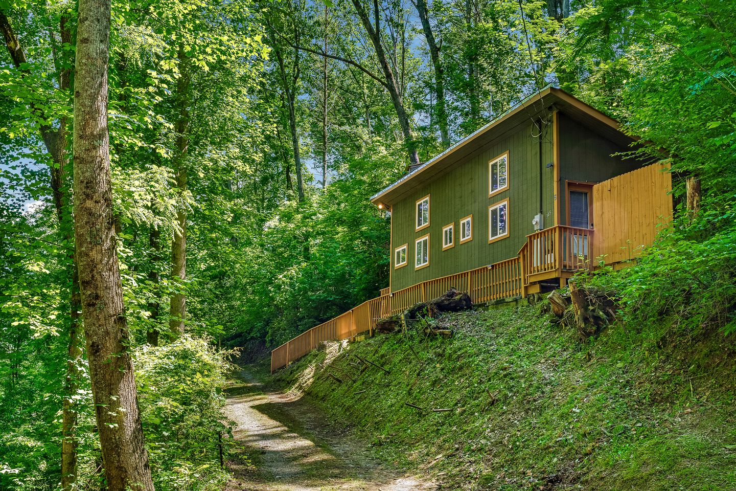 Tranquil Cabin Surrounded by Nature Perfect for Families with Hot-Tub in Sevierville, Tennessee