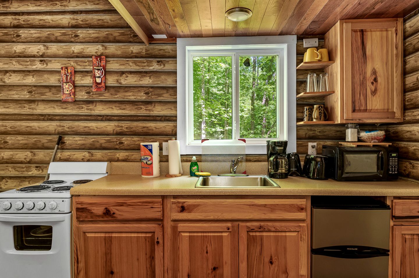 Tranquil Cabin Surrounded by Nature Perfect for Families with Hot-Tub in Sevierville, Tennessee