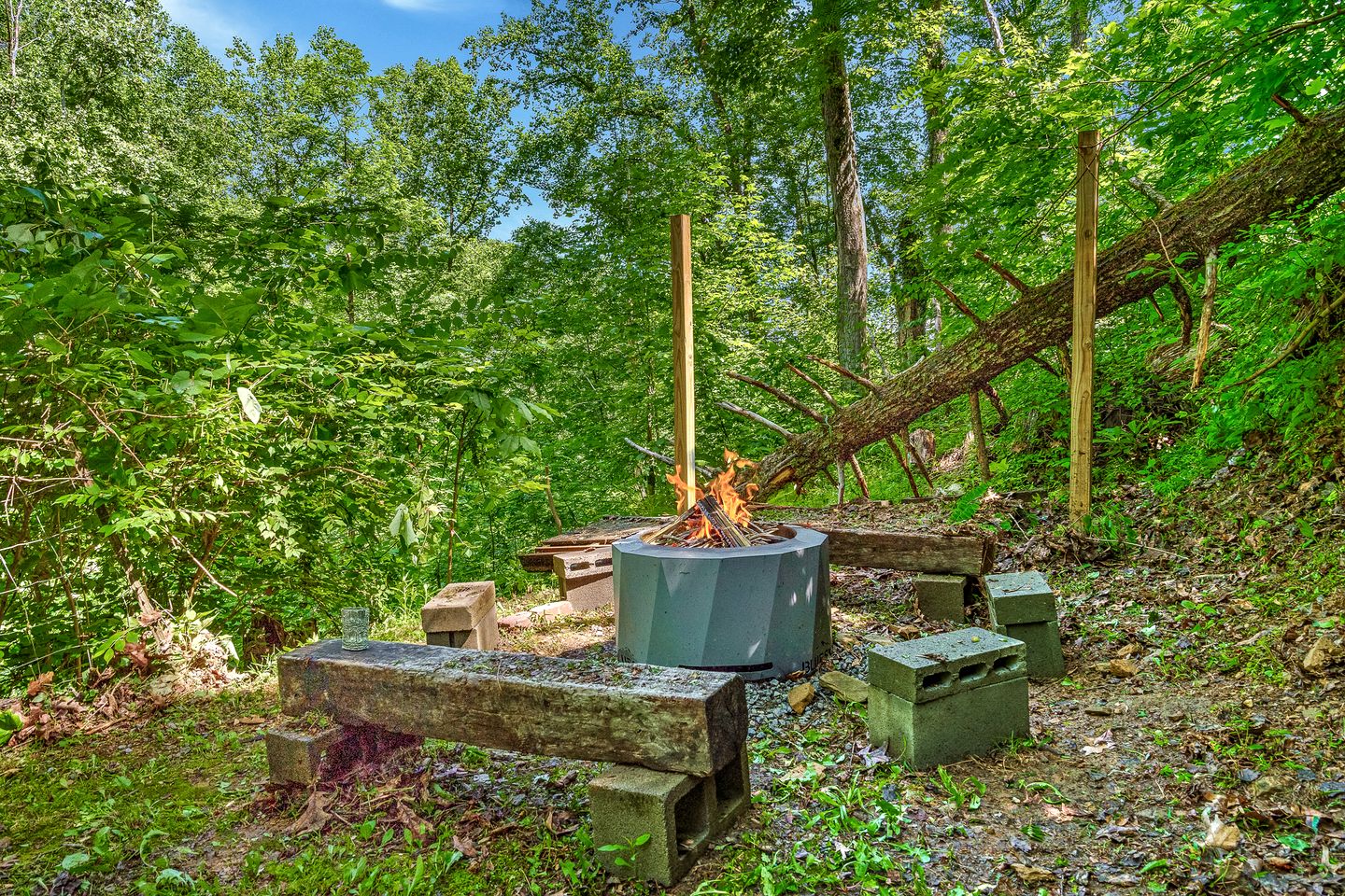 Tranquil Cabin Surrounded by Nature Perfect for Families with Hot-Tub in Sevierville, Tennessee