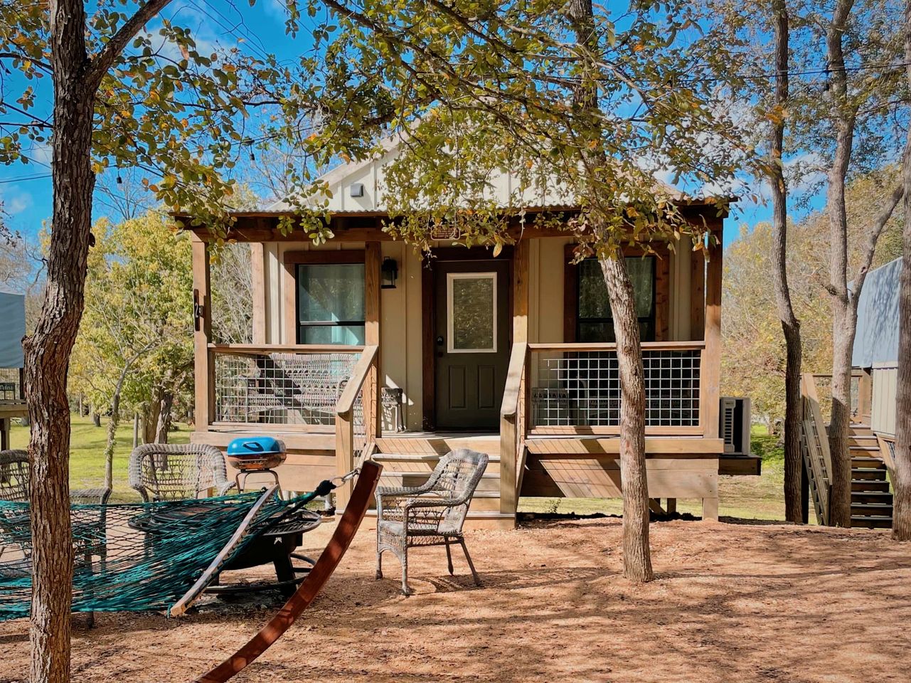 Tranquil Family Vacation by a Creek: Luxury Tented Cabin in Seguin, Texas
