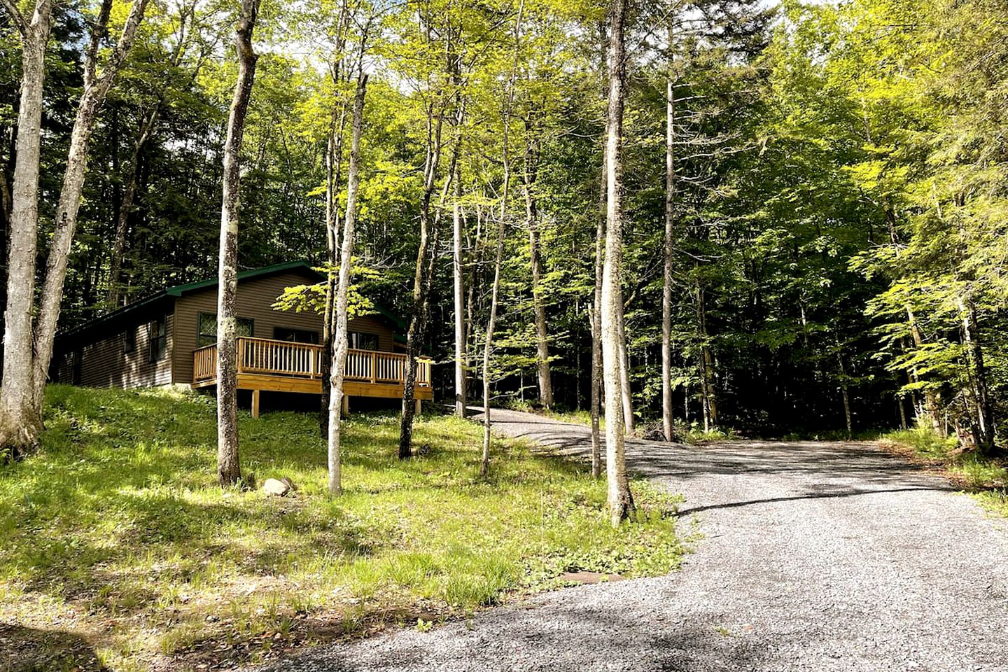 Tranquil Glamping Mountain Getaway: Beautiful Cabin by a Lake in the Adirondack Park in Eagle Bay, New York