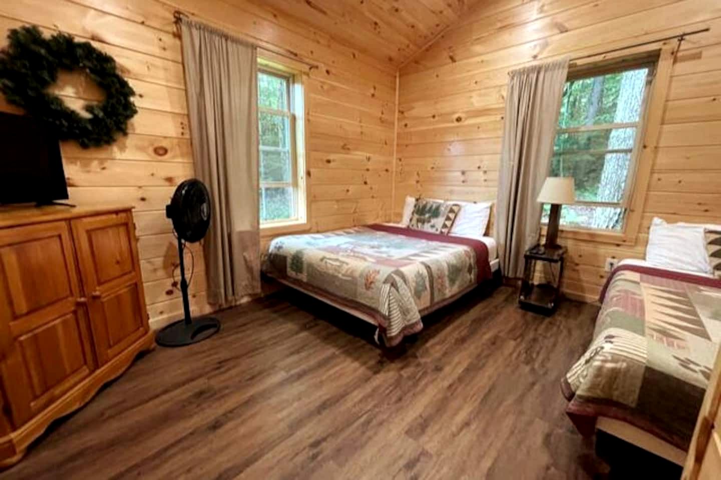 Tranquil Glamping Mountain Getaway: Beautiful Cabin by a Lake in the Adirondack Park in Eagle Bay, New York