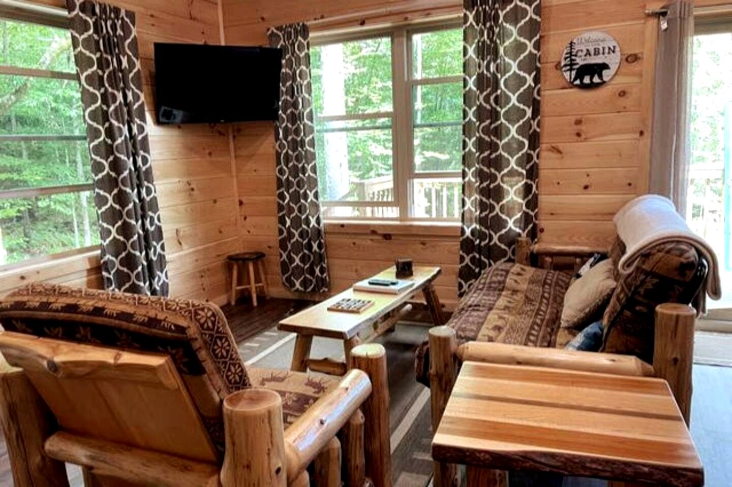Tranquil Glamping Mountain Getaway: Beautiful Cabin by a Lake in the Adirondack Park in Eagle Bay, New York