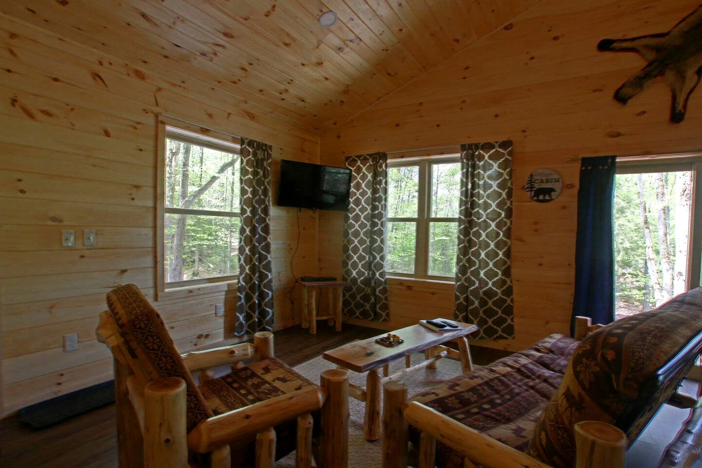 Tranquil Glamping Mountain Getaway: Beautiful Cabin by a Lake in the Adirondack Park in Eagle Bay, New York