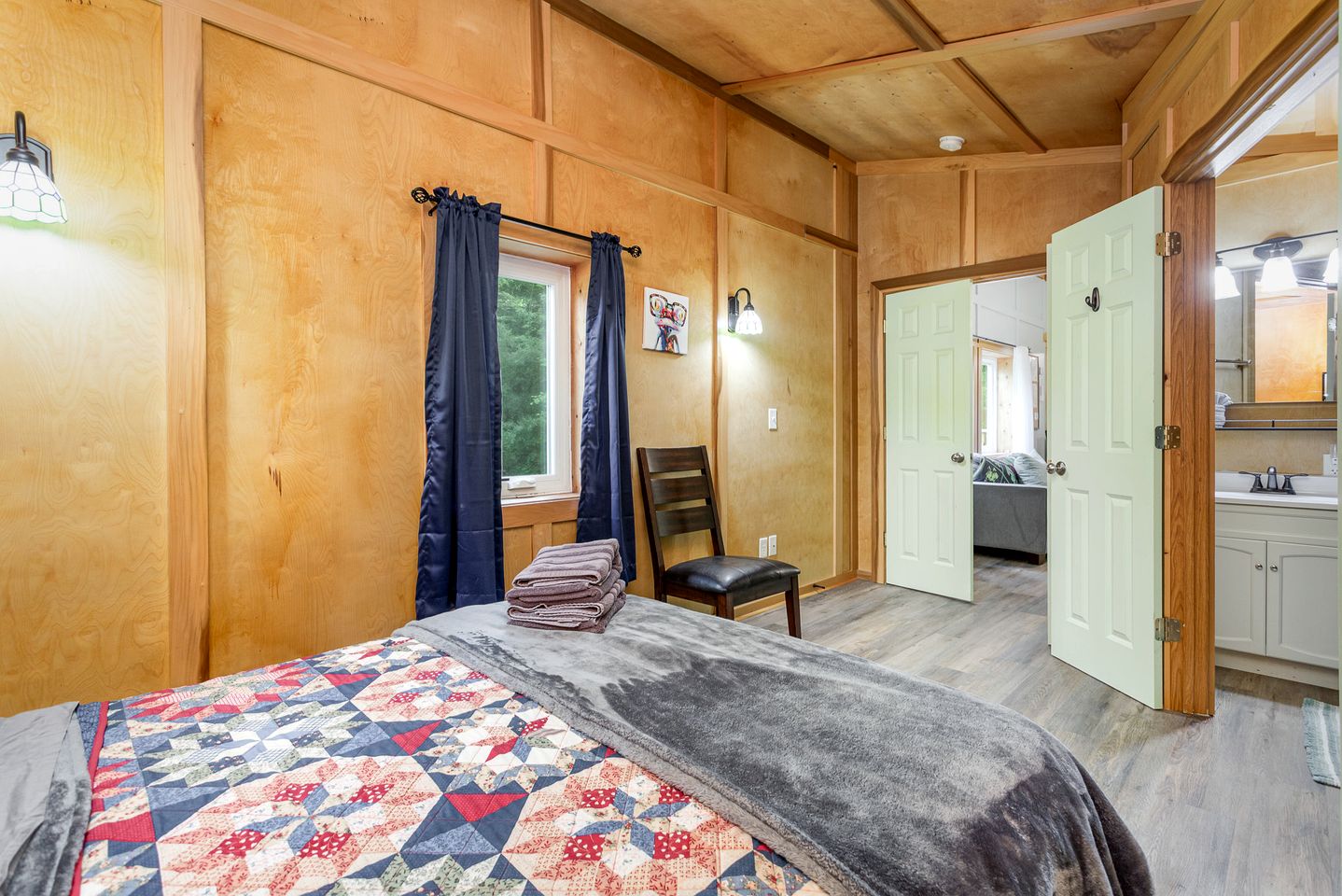 Tranquil Hocking Hills Cottage at Old Mans Cave Perfect for a Pet-Friendly Getaway with Private Outdoor Jacuzzi