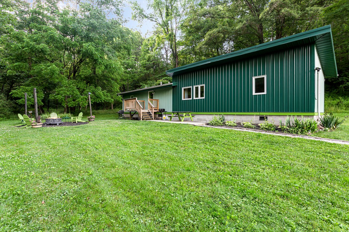 Tranquil Hocking Hills Cottage at Old Mans Cave Perfect for a Pet-Friendly Getaway with Private Outdoor Jacuzzi
