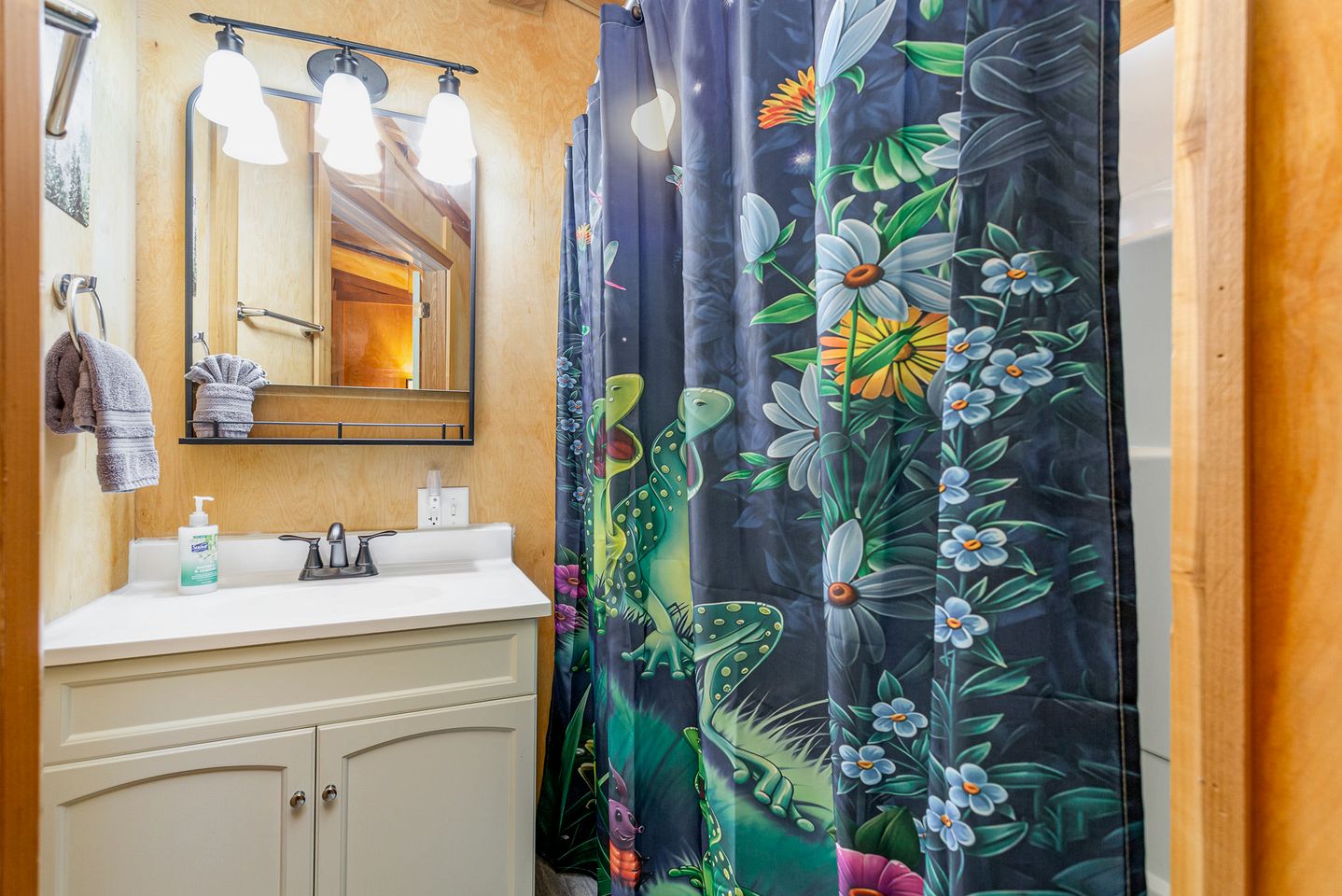 Tranquil Hocking Hills Cottage at Old Mans Cave Perfect for a Pet-Friendly Getaway with Private Outdoor Jacuzzi