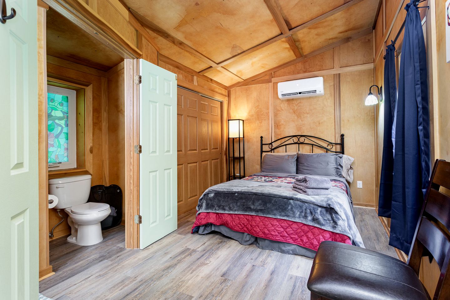 Tranquil Hocking Hills Cottage at Old Mans Cave Perfect for a Pet-Friendly Getaway with Private Outdoor Jacuzzi