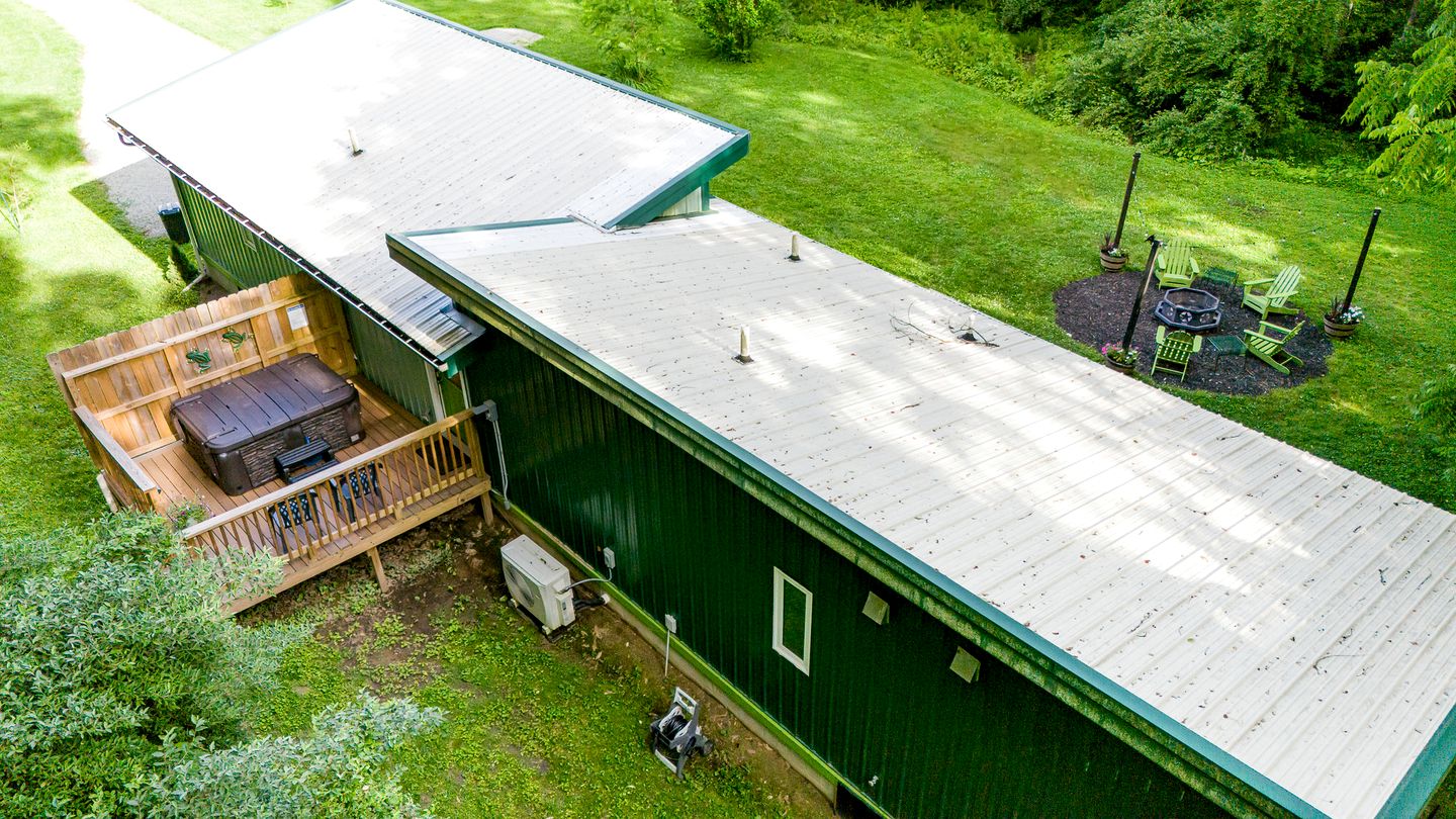 Tranquil Hocking Hills Cottage at Old Mans Cave Perfect for a Pet-Friendly Getaway with Private Outdoor Jacuzzi