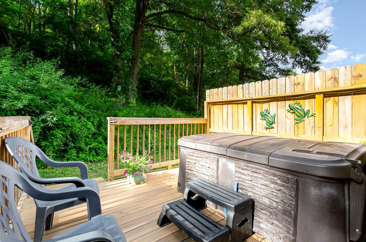 Tranquil Hocking Hills Cottage at Old Mans Cave Perfect for a Pet-Friendly Getaway with Private Outdoor Jacuzzi