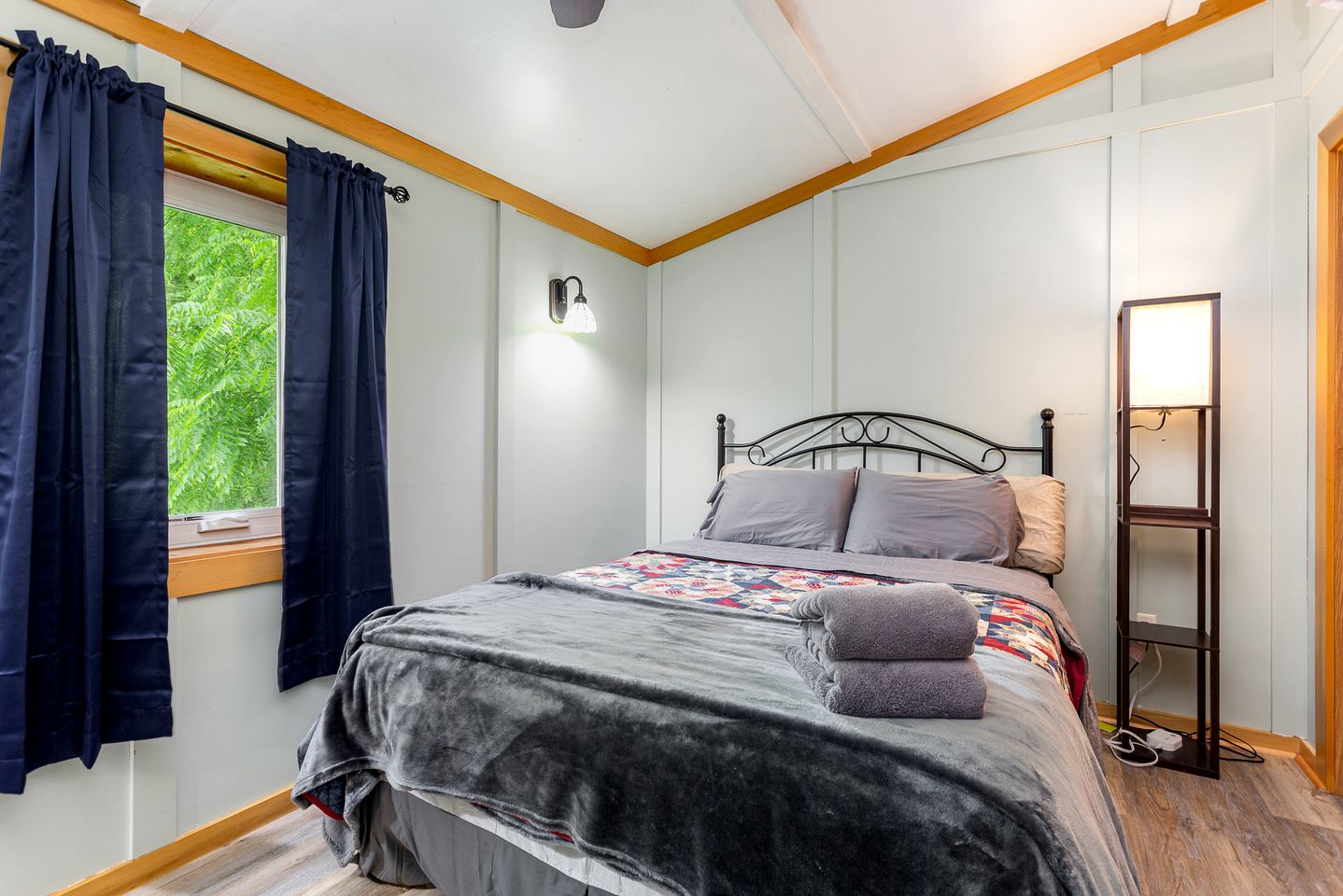 Tranquil Hocking Hills Cottage at Old Mans Cave Perfect for a Pet-Friendly Getaway with Private Outdoor Jacuzzi