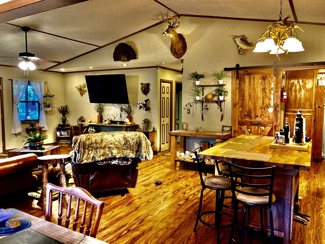 Secluded Lakefront House Nestled in the Woods for an Unforgettable Adventure in Nature in Williford, Arkansas