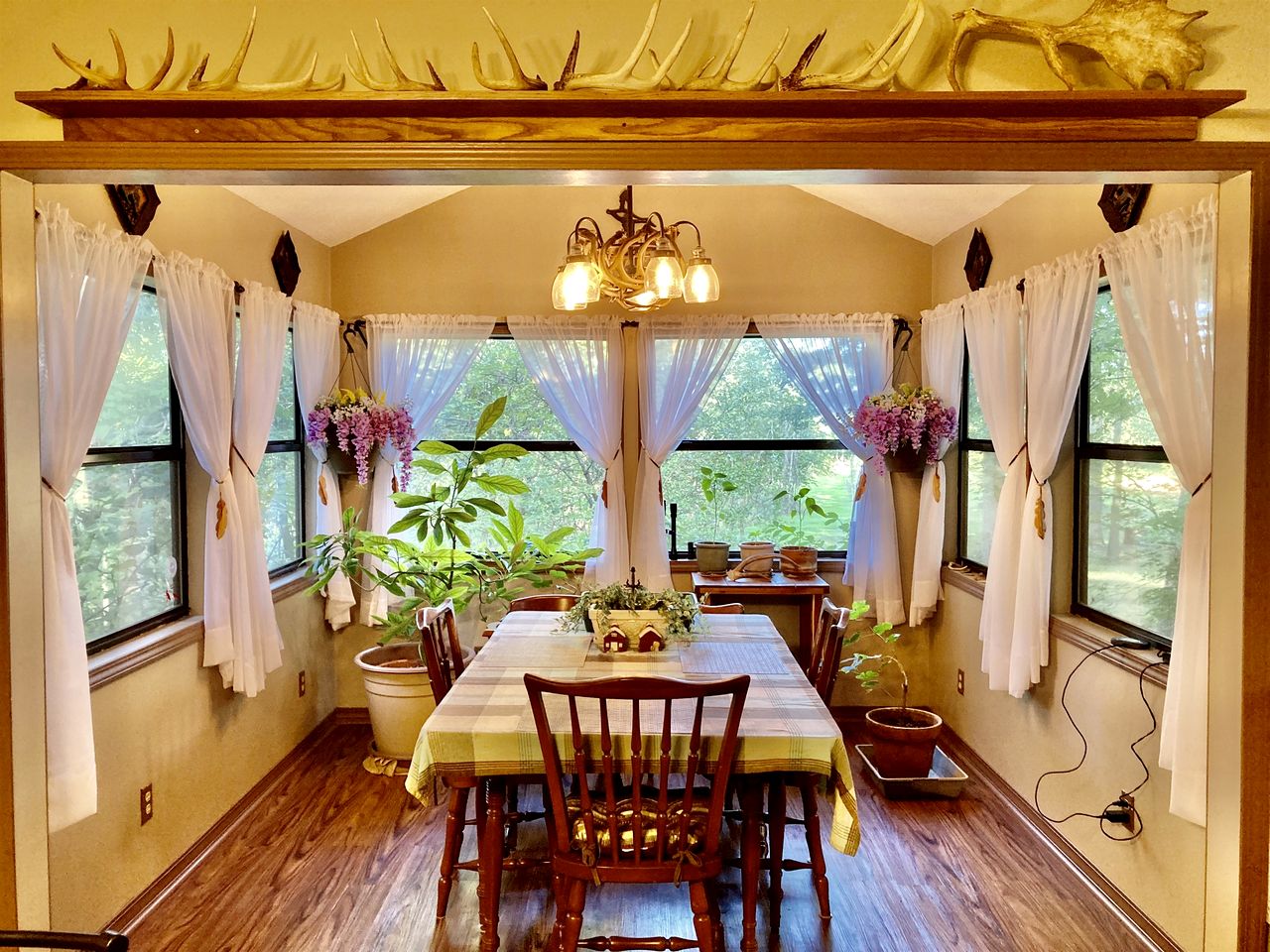 Secluded Lakefront House Nestled in the Woods for an Unforgettable Adventure in Nature in Williford, Arkansas