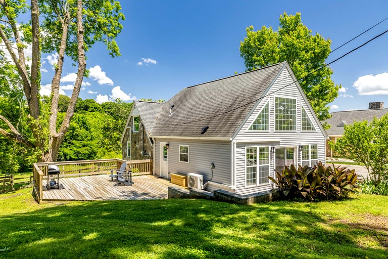 Tranquil Farmhouse Cottage with Scenic Views of the Smoky Mountains in Maryville, Tennessee