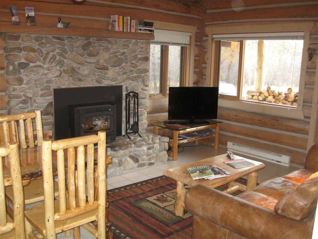 Tranquil Mountain Glamping Retreat: Stunning Log Cabin with a Hot Tub in Darby, MT