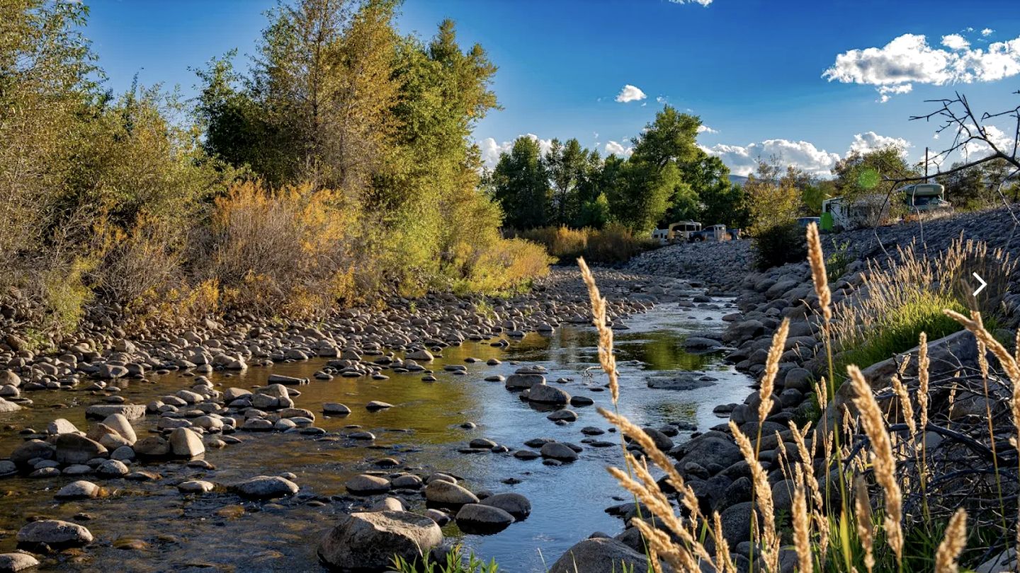 Tranquil Mountain Guesthouse with Hot Tub and Creek Views Near Trails in Lander, Wyoming