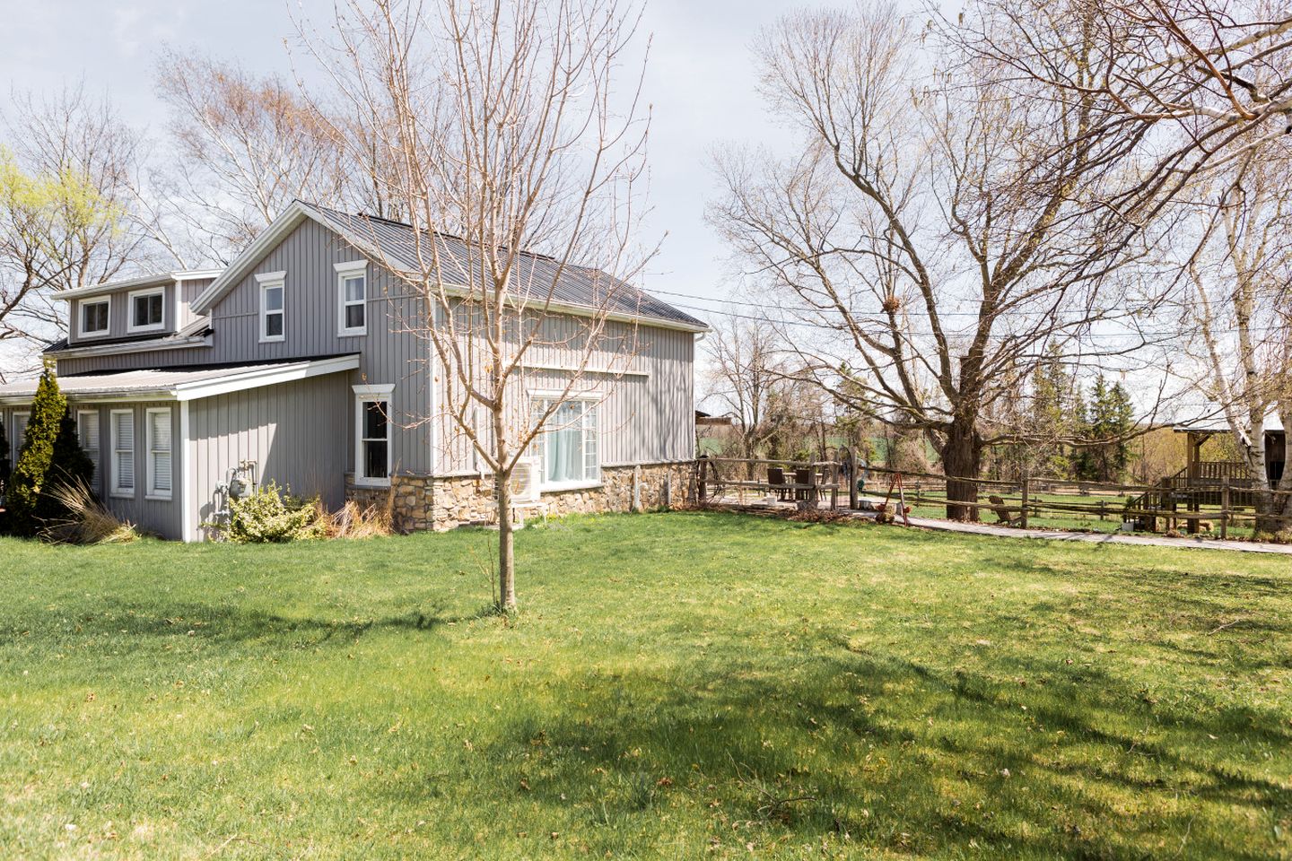 Tranquil Restored Farmhouse Ideal to Disconnect in Ontario