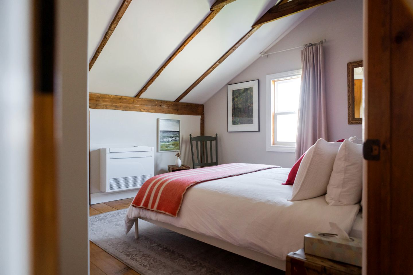 Tranquil Restored Farmhouse Ideal to Disconnect in Ontario