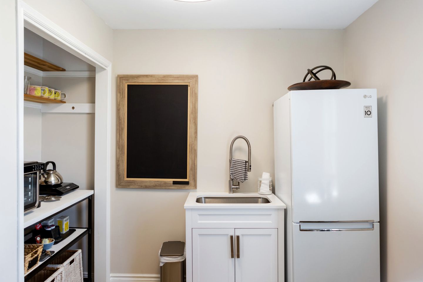 Tranquil Restored Farmhouse Ideal to Disconnect in Ontario