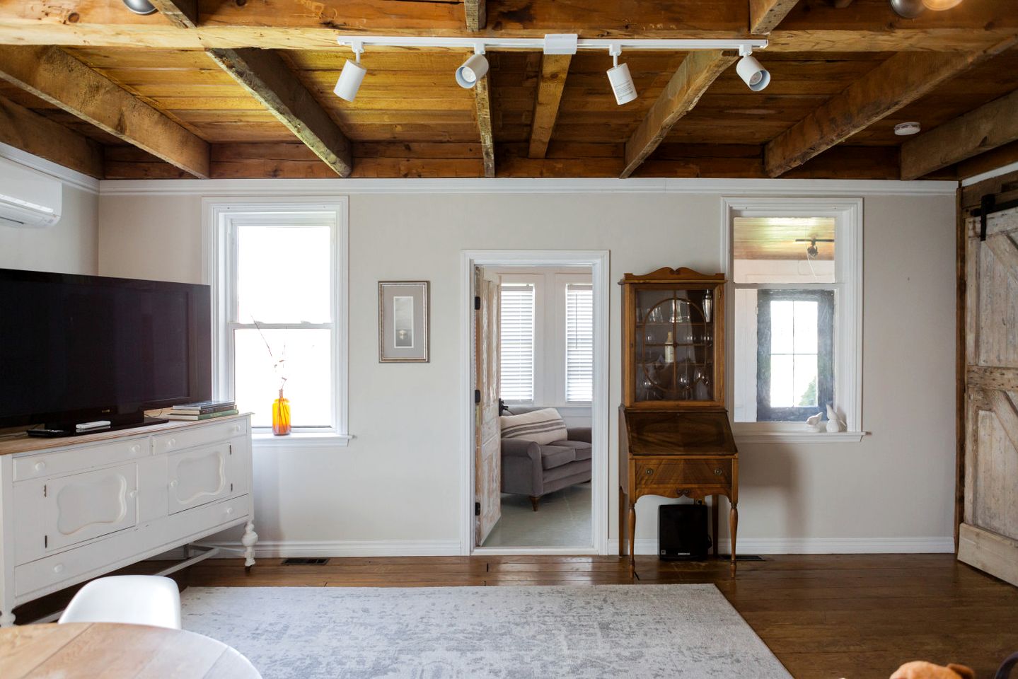 Tranquil Restored Farmhouse Ideal to Disconnect in Ontario