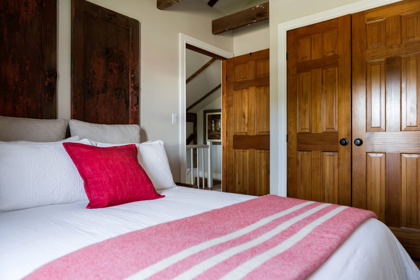 Tranquil Restored Farmhouse Ideal to Disconnect in Ontario