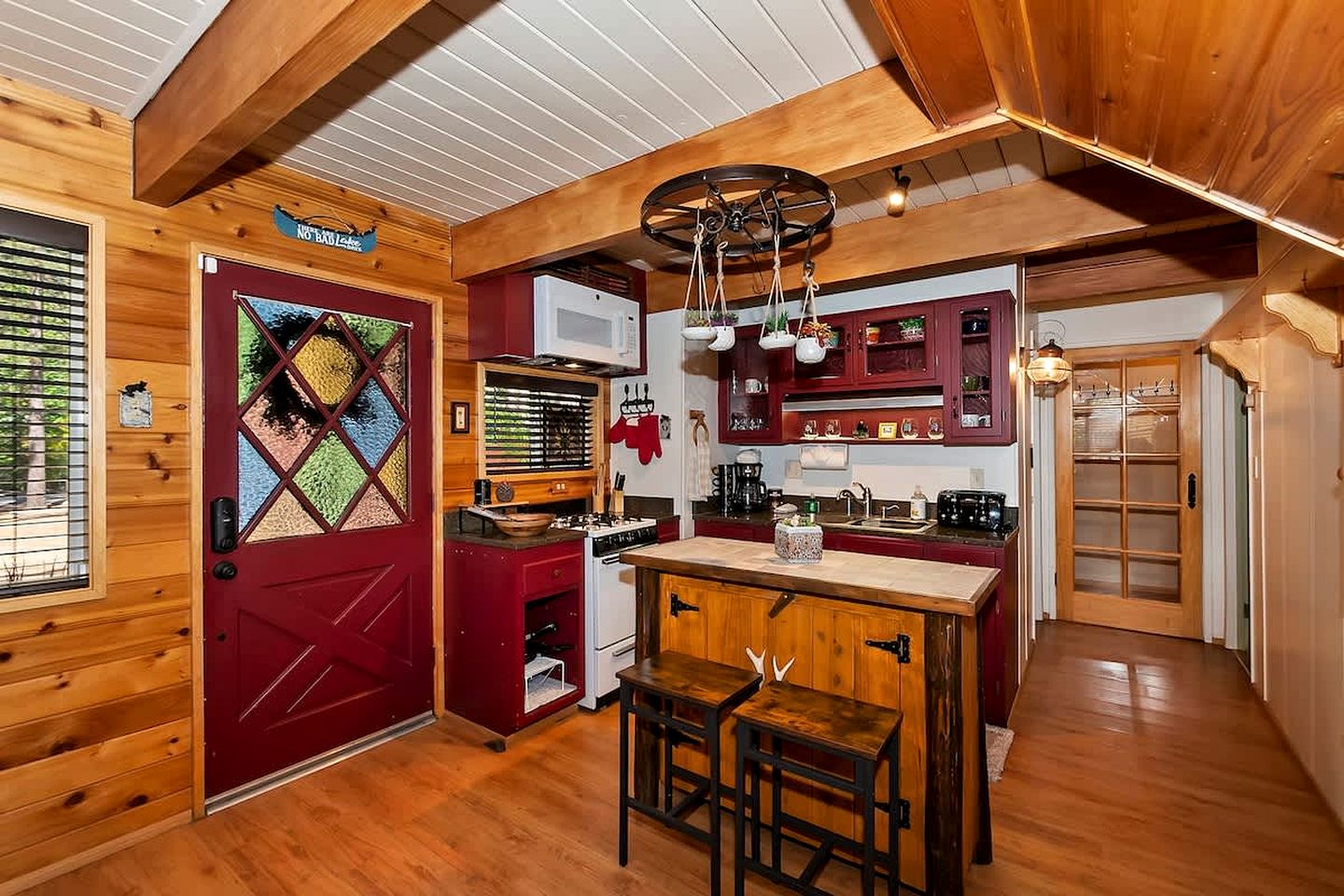 Tranquil Retreat: Lakeside Cabin in Fawnskin, Big Bear Mountains