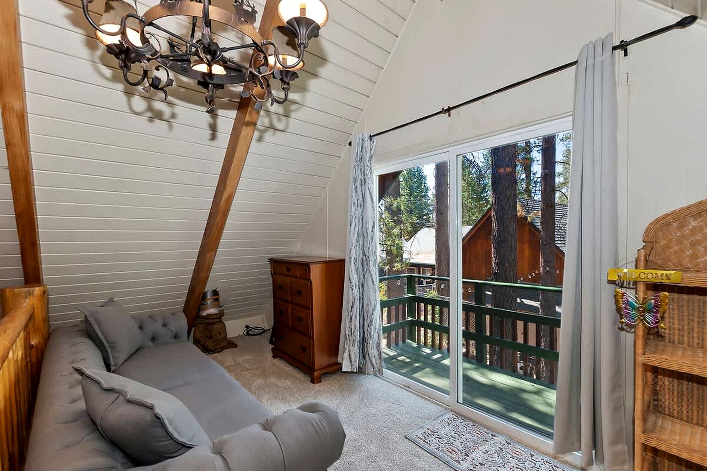 Tranquil Retreat: Lakeside Cabin in Fawnskin, Big Bear Mountains