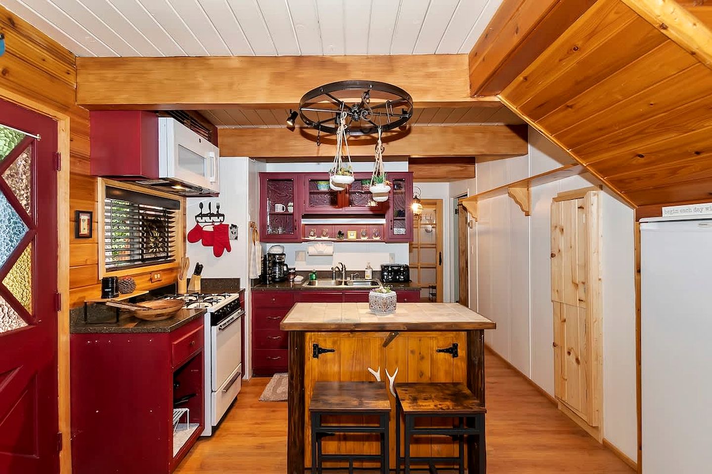 Tranquil Retreat: Lakeside Cabin in Fawnskin, Big Bear Mountains