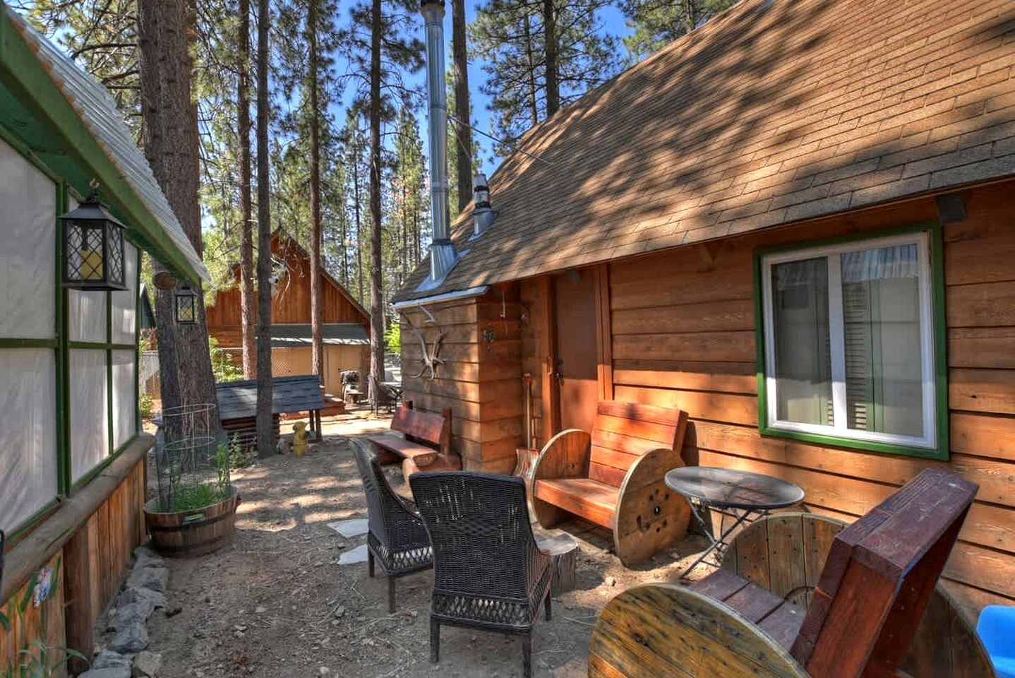 Tranquil Retreat: Lakeside Cabin in Fawnskin, Big Bear Mountains