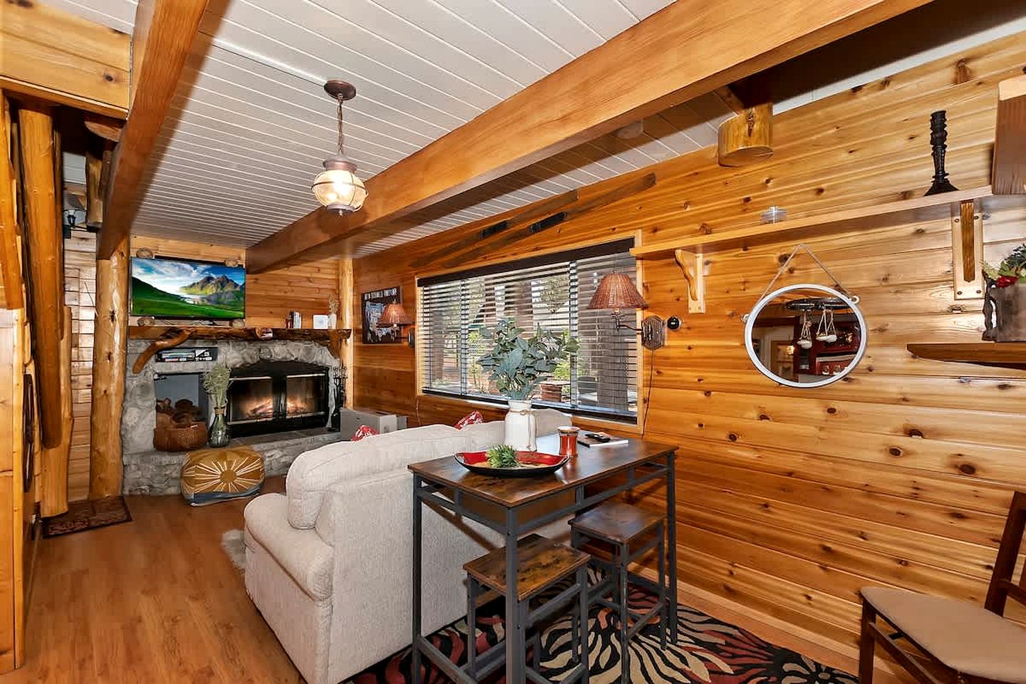 Tranquil Retreat: Lakeside Cabin in Fawnskin, Big Bear Mountains