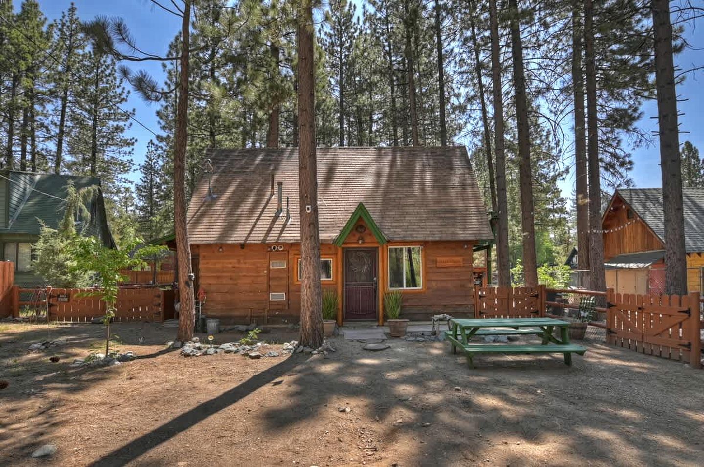 Tranquil Retreat: Lakeside Cabin in Fawnskin, Big Bear Mountains