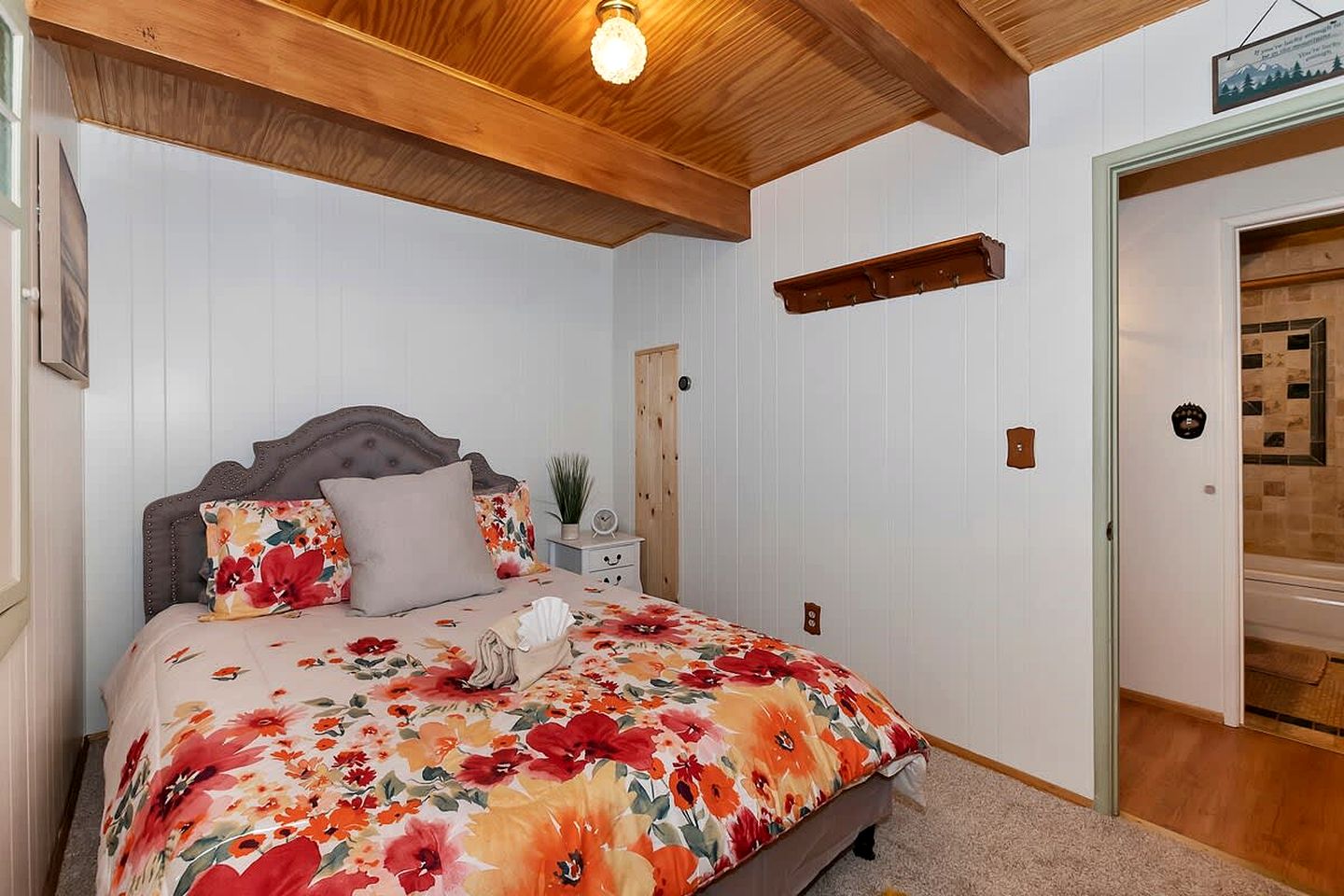 Tranquil Retreat: Lakeside Cabin in Fawnskin, Big Bear Mountains