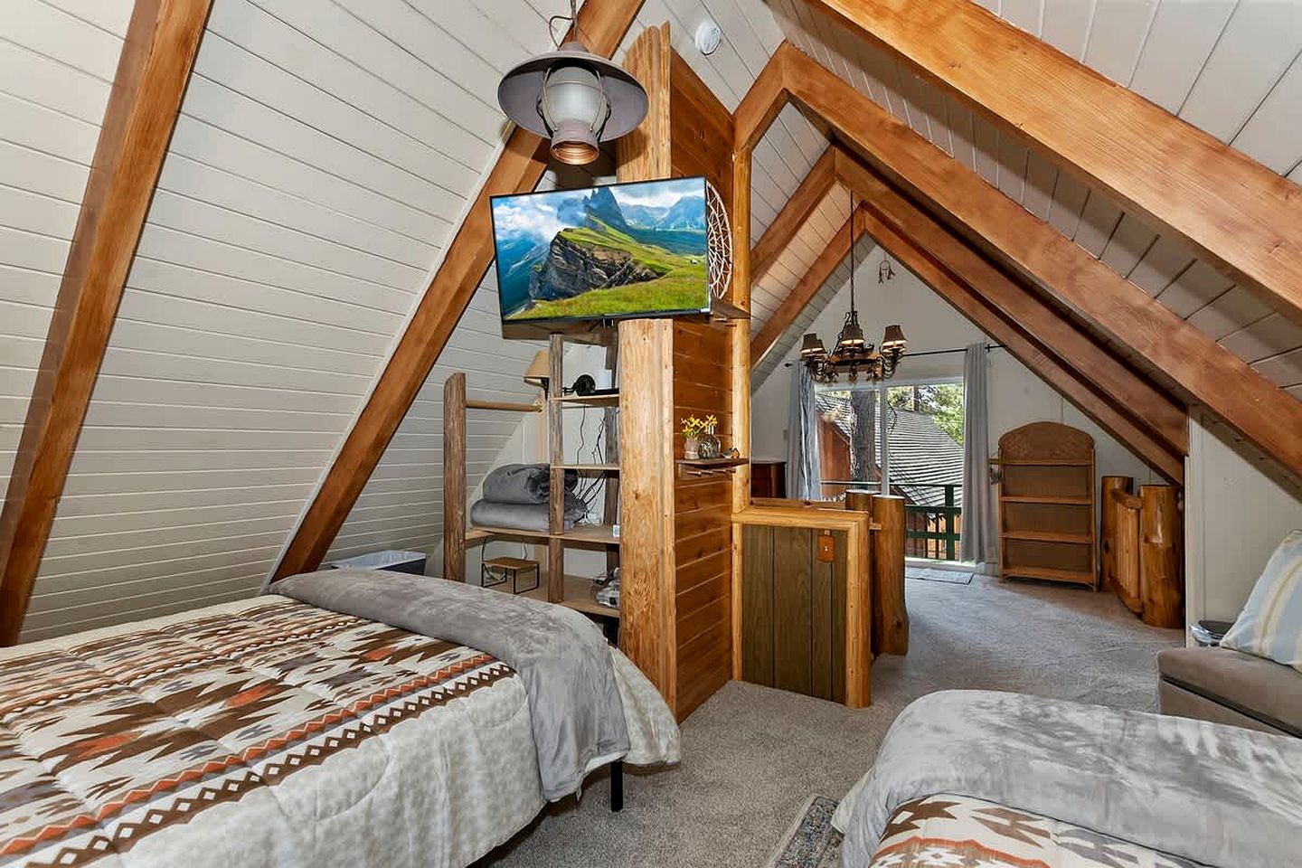 Tranquil Retreat: Lakeside Cabin in Fawnskin, Big Bear Mountains