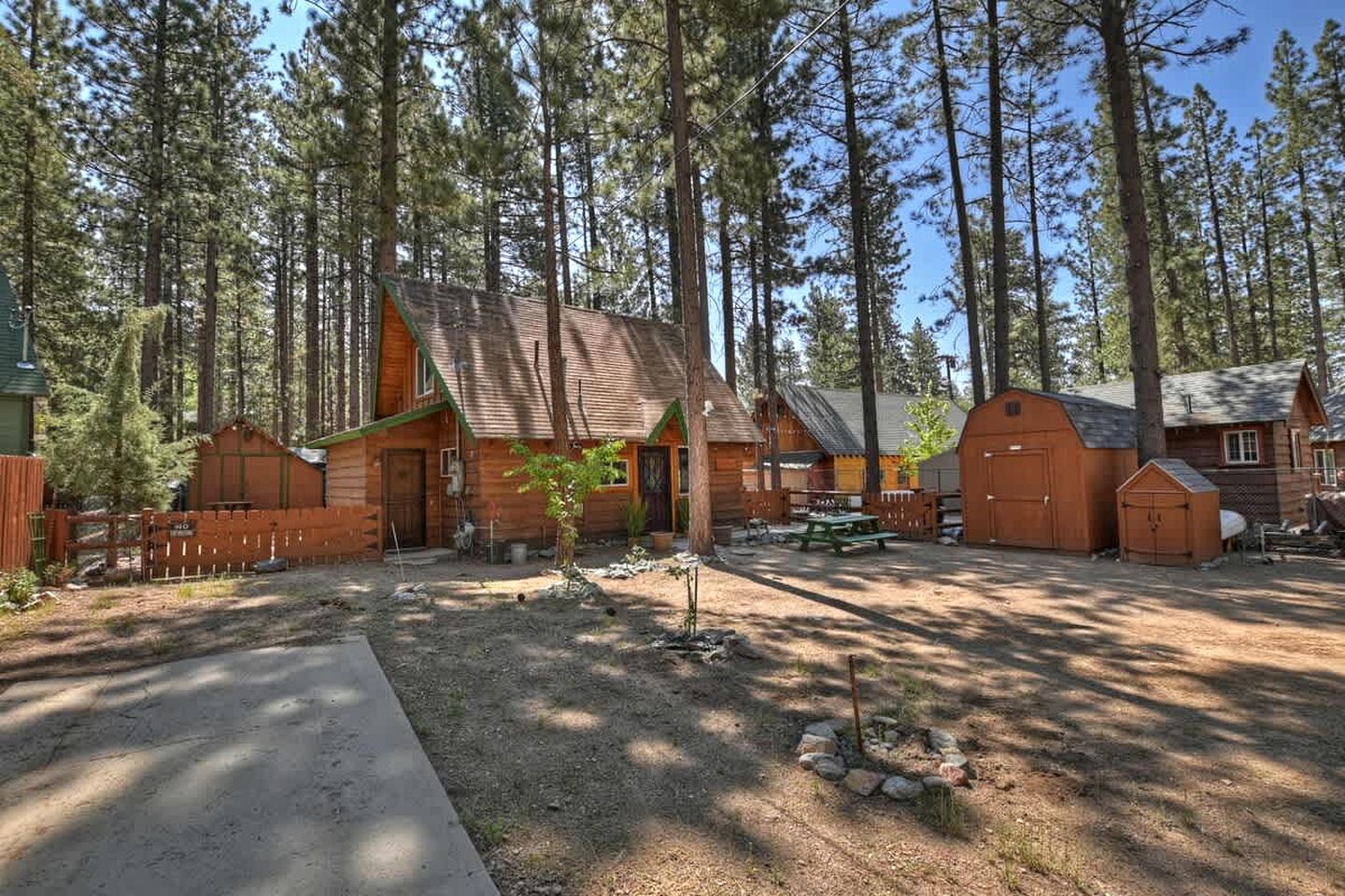 Tranquil Retreat: Lakeside Cabin in Fawnskin, Big Bear Mountains