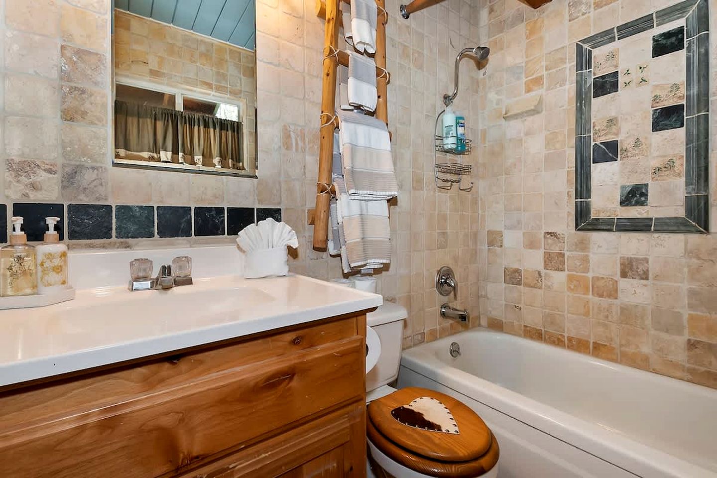 Tranquil Retreat: Lakeside Cabin in Fawnskin, Big Bear Mountains