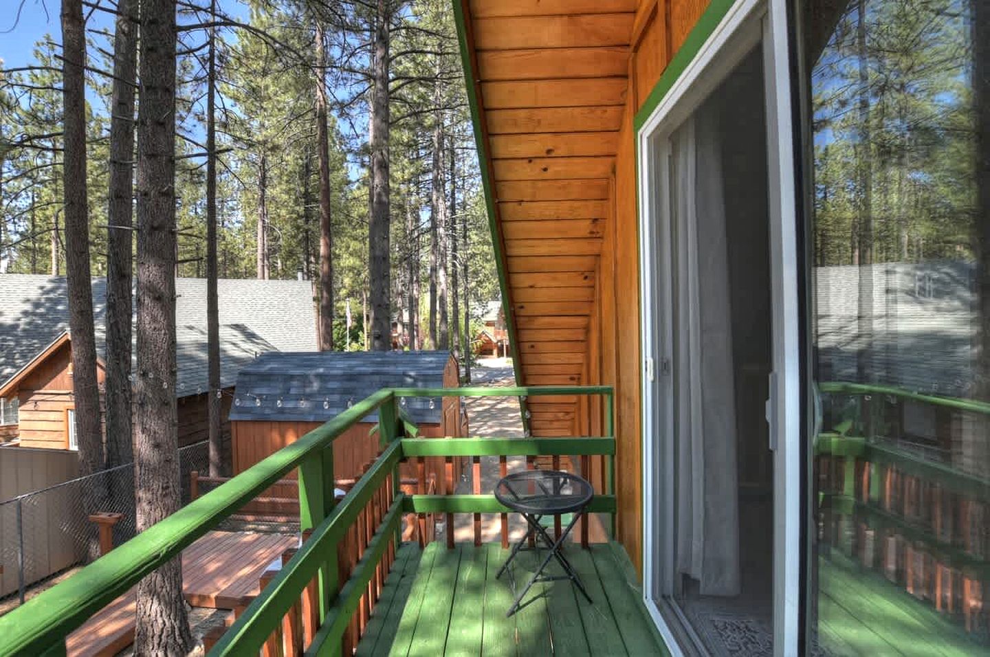 Tranquil Retreat: Lakeside Cabin in Fawnskin, Big Bear Mountains