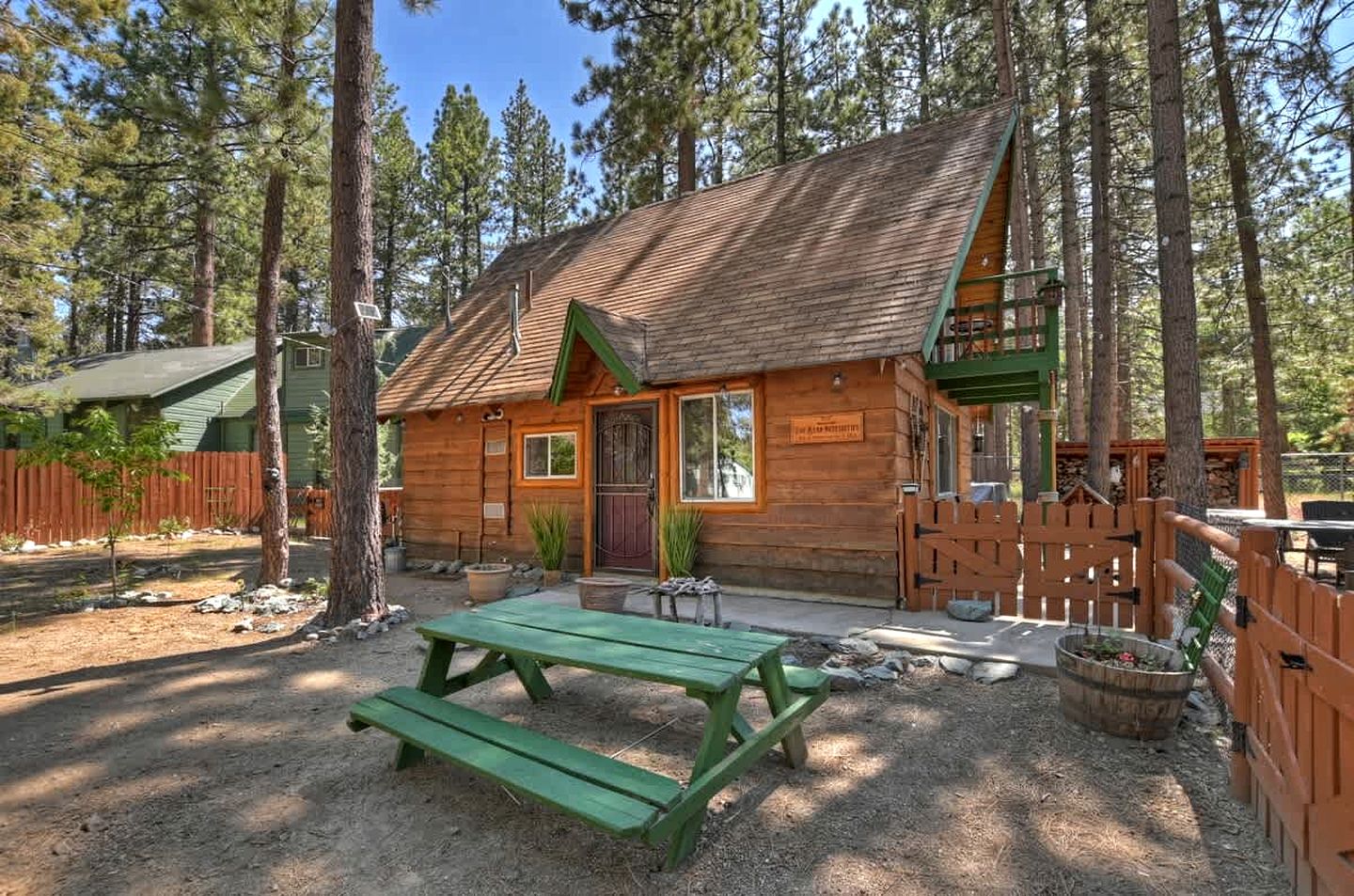 Tranquil Retreat: Lakeside Cabin in Fawnskin, Big Bear Mountains
